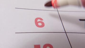 highlighting datum siffra 6 på en kalender, med en djärv röd korsa mark betona ett Viktig påminnelse eller planerad händelse. video