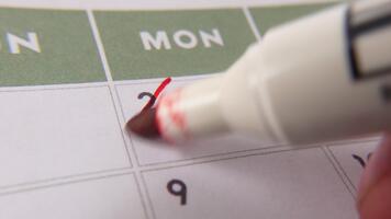 calificación el fecha número 2, enfoque en el número destacado con un rojo cruzar en el calendario. representa plazos, recordatorios, planificación, y hora administración video