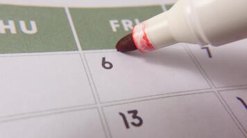märkning de datum siffra 6, fokusera på de siffra markerad med en röd korsa på de kalender. representerar deadlines, påminnelser, planera, och tid förvaltning video