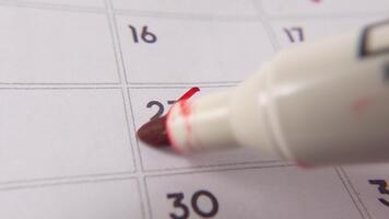 märkning de datum siffra 23, fokusera på de siffra markerad med en röd korsa på de kalender. representerar deadlines, påminnelser, planera, och tid förvaltning video