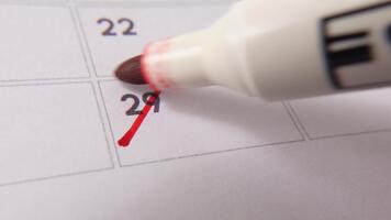 märkning de datum siffra 29, fokusera på de siffra markerad med en röd korsa på de kalender. representerar deadlines, påminnelser, planera, och tid förvaltning video