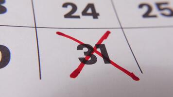 evidenziazione Data numero 31 su un' calendario, con un' grassetto rosso attraversare marchio sottolineando un importante promemoria o in programma evento. video