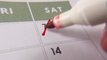 märkning de datum siffra 7, fokusera på de siffra markerad med en röd korsa på de kalender video