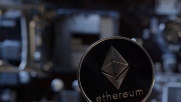 kryptovaluta brytning. ethereum mynt spinning på dator moderkort bakgrund. begrepp av finansiera handel, ekonomi, kontantlös framtida, blockchain teknologi, virtuell pengar. guld mynt nära pc styrelse video