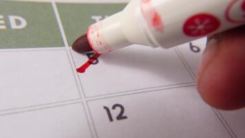 märkning de datum siffra 5, fokusera på de siffra markerad med en röd korsa på de kalender. representerar deadlines, påminnelser, planera, och tid förvaltning video