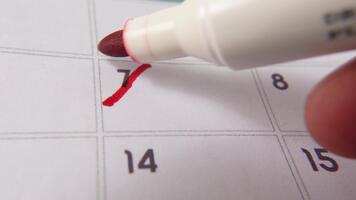 märkning de datum siffra 7, fokusera på de siffra markerad med en röd korsa på de kalender. representerar deadlines, påminnelser, planera, och tid förvaltning video