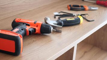 verktyg anordnad ordentligt på en trä- yta för en projekt video