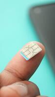 How to insert a SIM card properly in a smartphone video