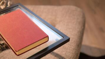 mysigt läsning skrymsle med en enkel röd anteckningsbok på en tabell video