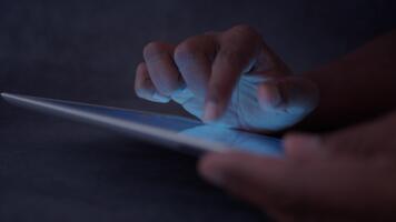 utilizando un tableta en oscuro ligero para creativo Tareas video