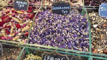 utforska annorlunda ört- te blandningar på en lokal- marknadsföra video