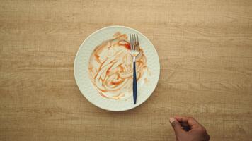 esvaziar prato com sobras molho e uma garfo dentro mão video