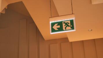 Saída placa guiando para segurança dentro uma construção video