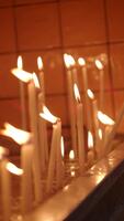 Kerzen Verbrennung im ein heiter Innen- Rahmen beim Dämmerung video