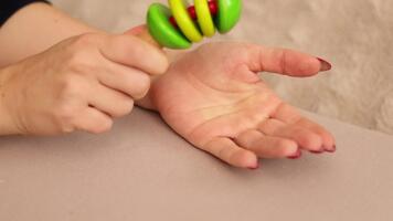 en färgrik trä- skallra gör en högt ljud som den är slog mot de handflatan. de rytmisk ljud lägger till glädje till de atmosfär, visa upp dess lekfull använda sig av i musik eller underhållning inställningar video