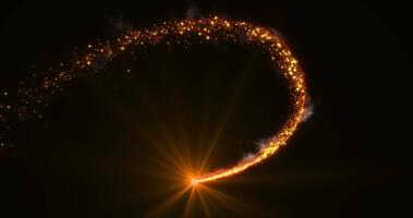 il volo sentiero di un' luminosa fuoco d'artificio volante attraverso il notte cielo, in partenza dietro a un' lungo pista di scintillante luci e Fumo. astratto cometa.1 video