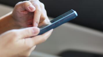 hand innehav och använder sig av en smartphone inuti bil för navigering gps, som visar teknologi och kommunikation medan reser, närbild video