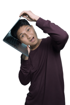 komisch jung Mann scherzen mit Laptop auf Kopf, schrullig Codierer haben Spaß mit Technologie Konzept png