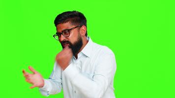 indiano uomo colpi cazzotto in Aperto palma con decisivo espressione, simboleggiante prontezza, motivazione urgenza per atto. arabo tipo isolato su croma chiave sfondo mostrando forte fiducioso gesto di azione video