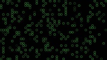 animering minimalistisk abstrakt mönster av grön lysande cirklar spridd på en svart bakgrund. abstrakt binär koda. video