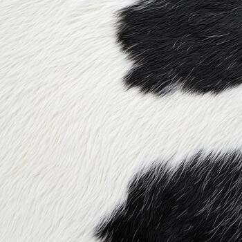 detallado modelo de un cuero, destacando contrastando negro y blanco marcas en un natural configuración, exhibiendo el único textura foto