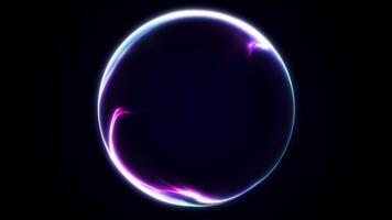 lila flytande sfär med lysande neon kanter i en slät sömlös slinga. mjuk vätska vågor skapa en djup trogen lutning energi rörelse. video