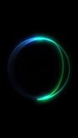 looping vertikal grön lutning sfär med lysande neon kanter och slät minimal rörelse. rena trogen abstrakt animering med mjuk vätska belysning och digital energi flöde. video