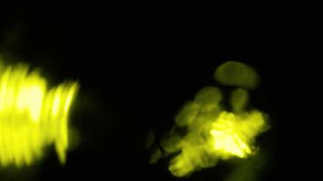 astratto giallo leggero formazioni su un' nero sfondo la creazione di un' misterioso e sfocato effetto video