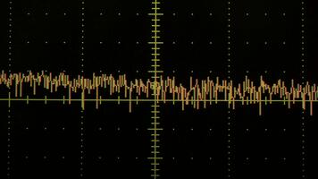 osciloscópio tela exibindo uma forma de onda com rede linhas e sinal flutuações mostrando claramente video