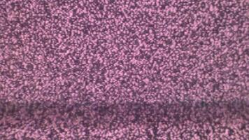 statico rumore modello su un' televisione schermo con orizzontale distorsione effetto visibile nel il centro video