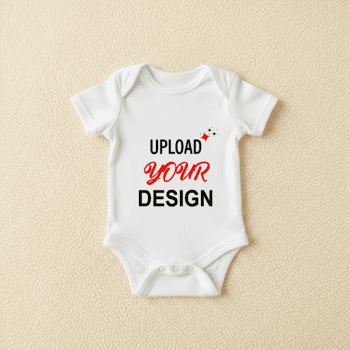 un' pianura bianca bambino tutina con il frase caricare il tuo design nel grassetto nero e rosso scritte, visualizzato su un' strutturato beige sfondo psd