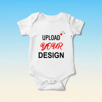 vuoto bianca bambino tutina con il testo caricare il tuo design nel nero e rosso, impostato contro un' pendenza blu e bianca sfondo, Perfetto per mockup psd