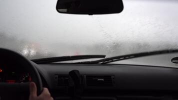 körning genom tung regn på en motorväg medan synlighet är låg och vindskydd vindrutetorkare är arbetssätt hård video