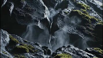 un pequeño corriente estalla dentro un poderoso cascada en un rocoso cañón. vertical cgi animación de agua muy lleno con inmenso fuerza. el concepto de repentino transformación y lanzamiento de energía video