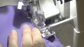 behärska sömnad tekniker med en serger maskin i en mysigt verkstad miljö video