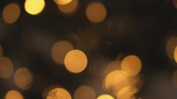 morbido, scintillante d'oro bokeh luci scintillio, la creazione di un incantevole sfondo quello affascina nostro sensi, schiarimento il atmosfera come noi con gioia raccogliere per celebrazione e solidarieta video