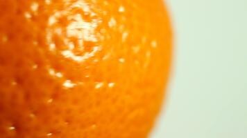 naadloos lus van een sappig, rijp mandarijn roterend 360 graden. de fruit is perfect geïsoleerd, geschikt voor e-commerce of schoon ontwerp achtergronden. video