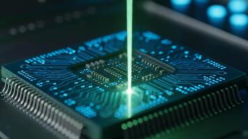 avancerad mikrochip med lysande kretsar och laser läser in video