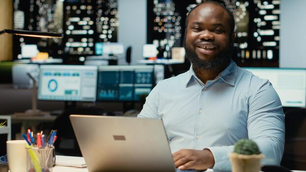 retrato de masculino trabajador inmerso en leyendo correos electrónicos y investigando datos para un multinacional compañía, trabajando después horas en un oscuro oficina. enfoque en objetivos para desarrollo. foto