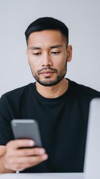 enfocado hombre multitarea eficientemente, individual diligentemente gerente múltiple aplicaciones en tranquilo hogar oficina, persona concentrados intensamente mientras manejo correos electrónicos y Tareas en varios foto