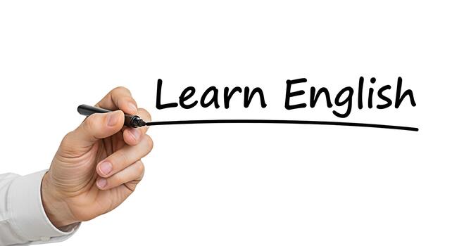 de cerca de un mano escritura aprender Inglés en un pizarron con un negro marcador enfatizando educación y idioma adquisición en un limpiar profesional ajuste promoviendo el concepto de accesible aprendizaje foto