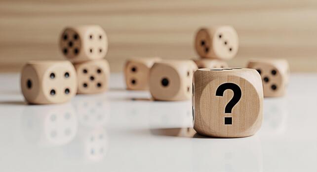 de madera dado mostrando un pregunta marca en un reflexivo superficie rodeado por otro dado transporte incertidumbre y riesgo en un juego de oportunidad con un neutral y contemplativo estado animico foto