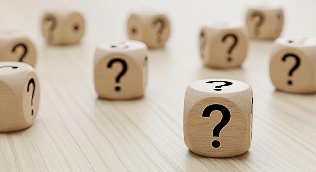 de madera dado mostrando pregunta marcas en un ligero de madera superficie simbolizando incertidumbre y el necesitar para respuestas en negocio y vida decisiones creando un estado animico de contemplación y resolver problemas foto