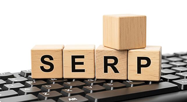 de madera bloques ortografía serp descansando en un negro computadora teclado representando buscar motor mejoramiento estrategias en un digital márketing ambiente transporte un mensaje de en línea éxito foto