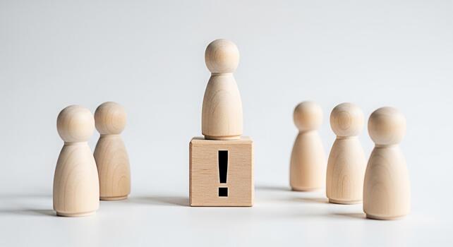 de madera figura en pie en un bloquear con exclamación marca rodeado por otro cifras en un blanco superficie representando liderazgo advertencia problema resolviendo y en pie fuera desde el multitud foto