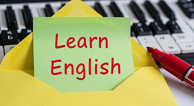 brillante verde pegajoso Nota mostrando aprender Inglés en un amarillo sobre en contra un piano teclado sugerencia idioma adquisición y musical creatividad en un educativo ambiente foto