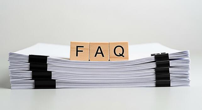 apilar de blanco documentos mostrando Preguntas más frecuentes en de madera bloques en un brillante oficina representando frecuentemente preguntó preguntas información y apoyo para clientes y clientela transporte claridad y asistencia foto