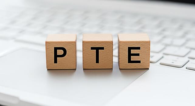 de madera bloques ortografía por favor en un ordenador portátil teclado representando el pearson prueba de Inglés académico examen simbolizando educación preparación y éxito en idioma competencia pruebas en un digital aprendo foto