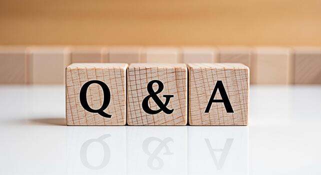 de madera bloques mostrando q un en un reflexivo superficie en un brillante estudio ajuste representando conocimiento aprendizaje y el importancia de preguntando preguntas para comprensión y resolver problemas foto