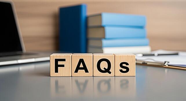 de madera bloques ortografía preguntas frecuentes en un escritorio con un ordenador portátil y libros representando información y apoyo en un profesional ajuste transporte un sentido de claridad y utilidad para cliente Servicio foto